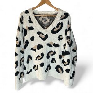 H5- Chetah Print Fuzzy Entro Black and Cream V-Neck Sweater